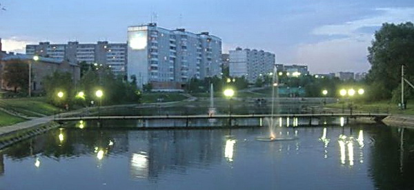 В том же 1944 году на красной площади таганрога был открыт бюст а. П. Чехову, это была бронзовая копия установленного в 1935 году во дворе музея «домик чехова» гипсового бюста писателя работы скульптора в. Г. Морозовой. Нынешний памятник а. П. Чехову с 1960 года находится в чеховском сквере. Памятник а. П. Чехову описание, фото россия юг: таганрог.