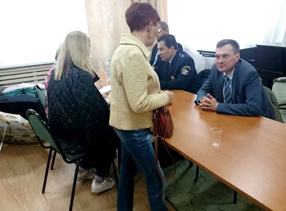 Госжилинспекция рассказала председателям советов домов в Королёве, как контролировать подготовку к осенне-зимнему периоду Более 20 председателей советов домов городского округа Королёв приняли участие в обучающем семинаре. Его организовала и провела Госжилинспекция Московской области с участием представителей администрации городского округа и подмосковной Ассоциации председателей советов домов. Основной темой семинара стала подготовка домов к отопительному сезону. Речь также шла о законодательных нововведениях, касающихся проведения общего собрания собственников помещений в многоквартирных домах. Участники семинара задали около 25 вопросов. В частности, различными аспектами участия жителей в проверках готовности домов к осенне-зимнему периоду интересовались председатель совета дома №42 по улице Тихонравова Анатолий Бухарин, Елена Косенко из дома №6 по улице Мичурина, Юрий Брынцев (ул. Лесная, д.14).