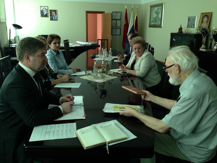 С проблемой – к главе Глава городского округа Балашиха Юрий Максимов провел личный прием граждан. Такие встречи с жителями города в кабинете Главы проходят регулярно – два раза в месяц. Сегодня для получения разъяснений по личным вопросам на прием записались семь человек. Нехватка мест в детских садах, предоставление земельного участка многодетной семье, переселение из ветхого жилья, установка светофора – с такими вопросами пришли балашихинцы к Главе города. С каждым Юрий Максимов обсудил сложившуюся ситуацию и пояснил, каким образом вместе с администрацией можно добиться положительного результата. Именно вопросы, касающиеся предоставления земли и жилья, устройства детей в детские сады, заботы о социально незащищенных слоях населения, наиболее часто поднимаются посетителями на личном приеме Главы города. На прием к Главе Балашихи можно записаться по адресу: Балашиха, ул. Советская, 7/15 либо на официальном сайте Администрации в разделе «запись на прием on line».