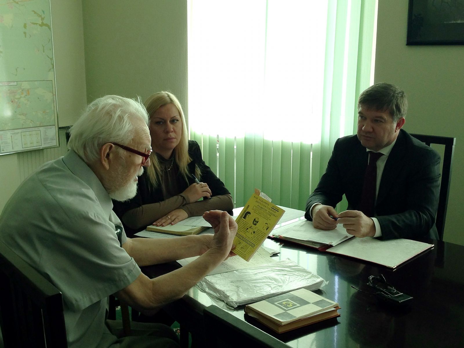 С проблемой – к главе Глава городского округа Балашиха Юрий Максимов провел личный прием граждан. Такие встречи с жителями города в кабинете Главы проходят регулярно – два раза в месяц. Сегодня для получения разъяснений по личным вопросам на прием записались семь человек. Нехватка мест в детских садах, предоставление земельного участка многодетной семье, переселение из ветхого жилья, установка светофора – с такими вопросами пришли балашихинцы к Главе города. С каждым Юрий Максимов обсудил сложившуюся ситуацию и пояснил, каким образом вместе с администрацией можно добиться положительного результата. Именно вопросы, касающиеся предоставления земли и жилья, устройства детей в детские сады, заботы о социально незащищенных слоях населения, наиболее часто поднимаются посетителями на личном приеме Главы города. На прием к Главе Балашихи можно записаться по адресу: Балашиха, ул. Советская, 7/15 либо на официальном сайте Администрации в разделе «запись на прием on line».