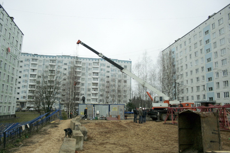 Восстановительные работы в поселке Загорские Дали ведут круглосуточно На заседании рабочей комиссии по восстановлению жилого дома, пострадавшего от взрыва 11 ноября, обсудили процесс и сроки восстановления здания. В работе приняли участие заместитель председателя Правительства Московской области Герман Елянюшкин, глава Сергиева Посада Василий Гончаров, представители подрядных и иных организаций, задействованных в восстановлении дома. Постановление о проведении работ было подписано главой города прямо в оперативном штабе, развернутом в доме культуры поселка. Работы планируют вести круглосуточно, составлен достаточно жёсткий план-график проведения восстановительных работ. В настоящий момент монтируются ограждения по периметру участка работ, производится установка двух кранов, размещаются бытовки для строителей. После установки ограждений также будет установлен пост охраны на въезде. Внешний вид здания также приведут в порядок. В двух подъездах также отремонтируют все квартиры по желанию собственников. Отмечается, что выполняемые работы будут вестись по современным технологиям, стены дома будут несколько тоньше предыдущих, но их прочность и коэффициент сохранения тепла будут ничуть не хуже. К 15 декабря основные работы по ремонту фасада здания и окон планируют завершить. Тогда же можно будет начать заселять левую сторону третьего подъезда и правую сторону четвертого. Краны демонтируют и приступят к отделочным работам. Строители заверили, что после окончания работ дом будет выглядеть как новый. Руслан Волков Фото: сайт администрации Сергиева Посада