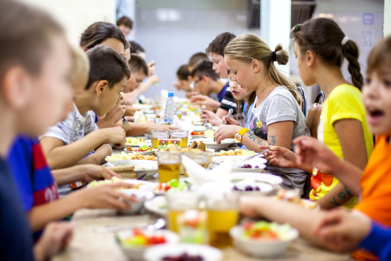 8 школа питание. Питание школьников. Питание детей в школе. Здоровая еда в школе. Школьники в столовой.